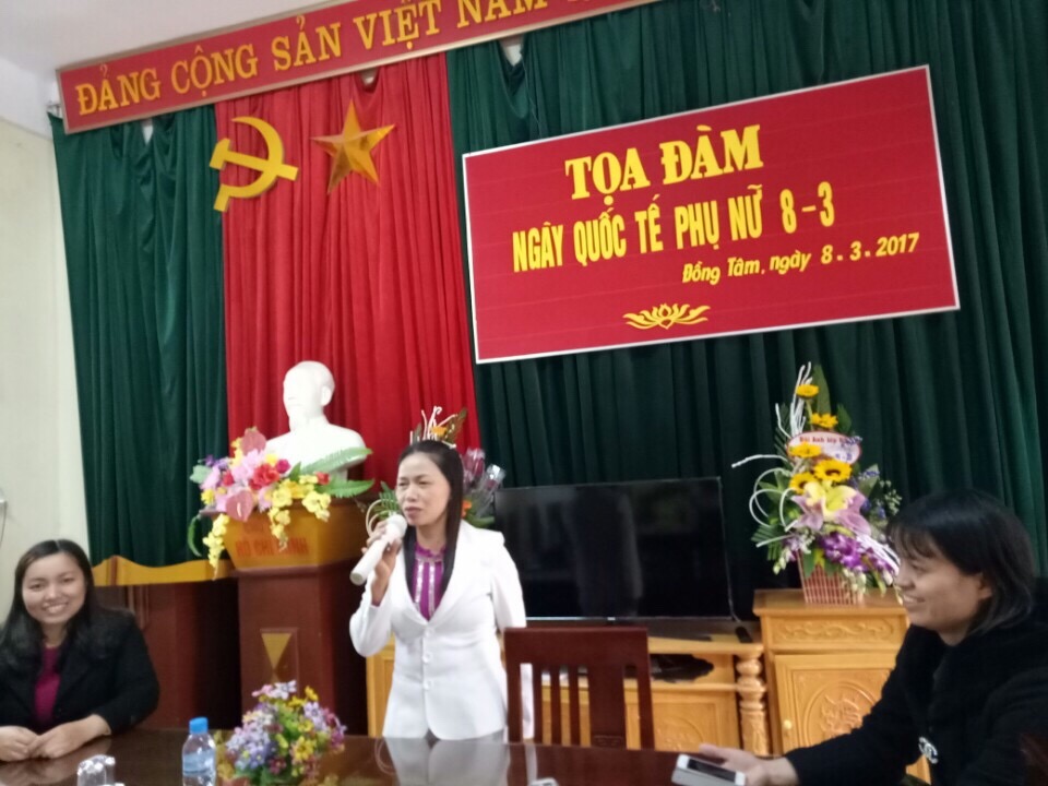Đồng chí Nguyễn Thị Bích Lan - Hiệu trưởng nhà trường phát biểu tại buổi tọa đàm